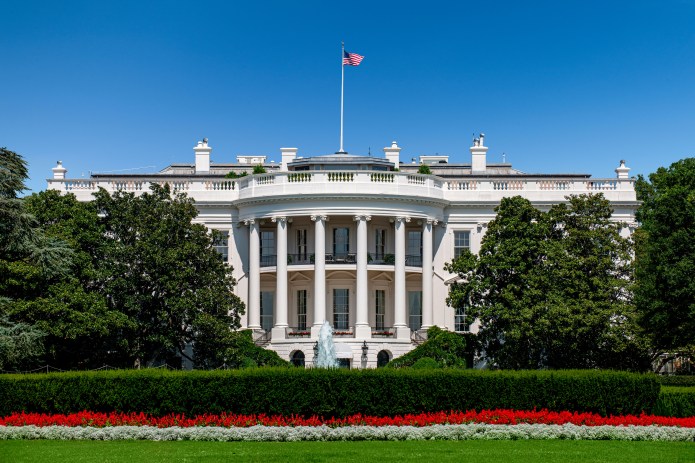 États-Unis, Washington D.C., Maison blanche avec de l’herbe verte et un ciel d’été