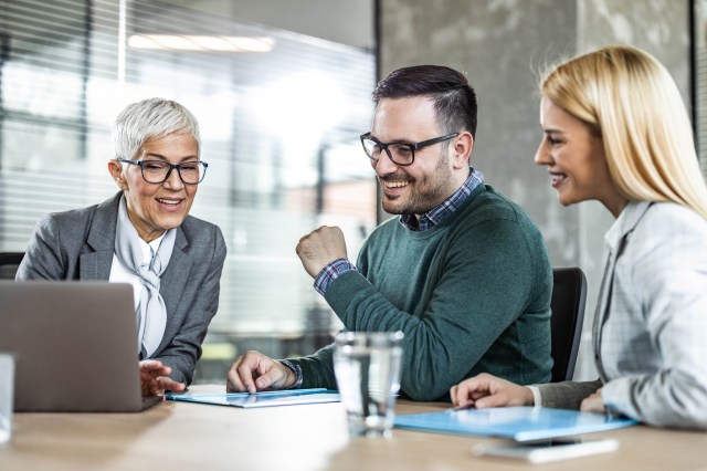 Does gender play a role in the selection of a financial advisor?