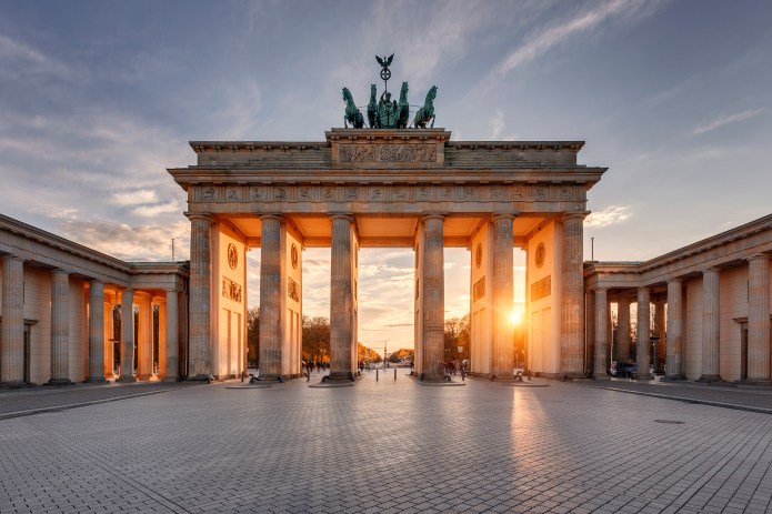 Brandenburger Tor in Berlin bei Sonnenuntergang.