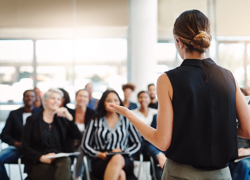 Femme s'adressant à la foule