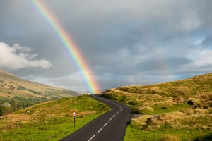 Emprunter une route sinueuse avec un arc-en-ciel au-dessus de la tête symbolise le processus permettant de comprendre les marchés titrisés